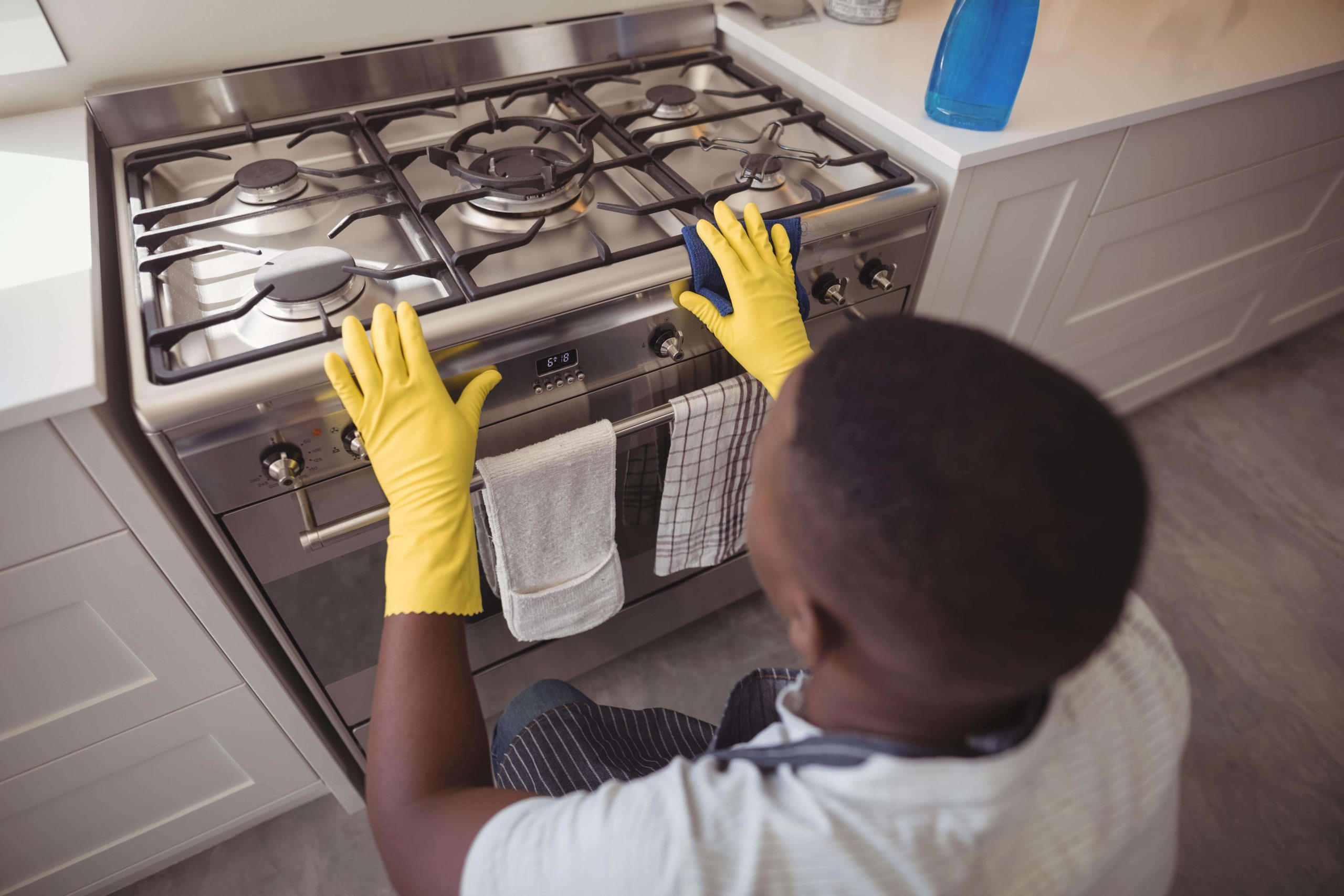 man-checking-gas-stove-in-kitchen-2025-04-03-01-33-40-utc-min man-checking-gas-stove-in-kitchen-2025-04-03-01-33-40-utc-min